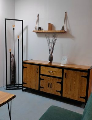 Buffet fabriqué en bois massif et métal