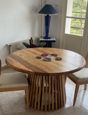 Table salle à manger ronde en bois de frêne fabriquée dans nos ateliers en Algérie